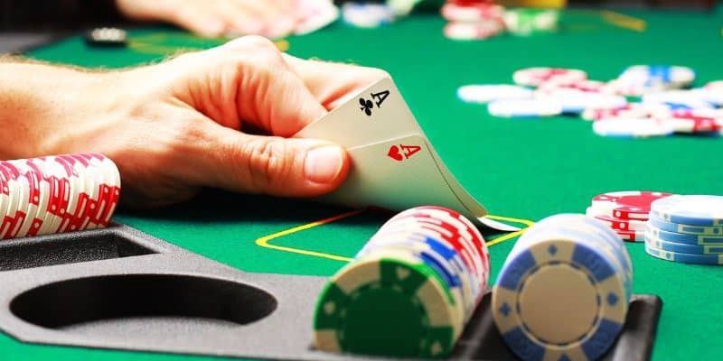 Tìm hiểu luật chơi bài Poker cơ bản, dễ hiểu